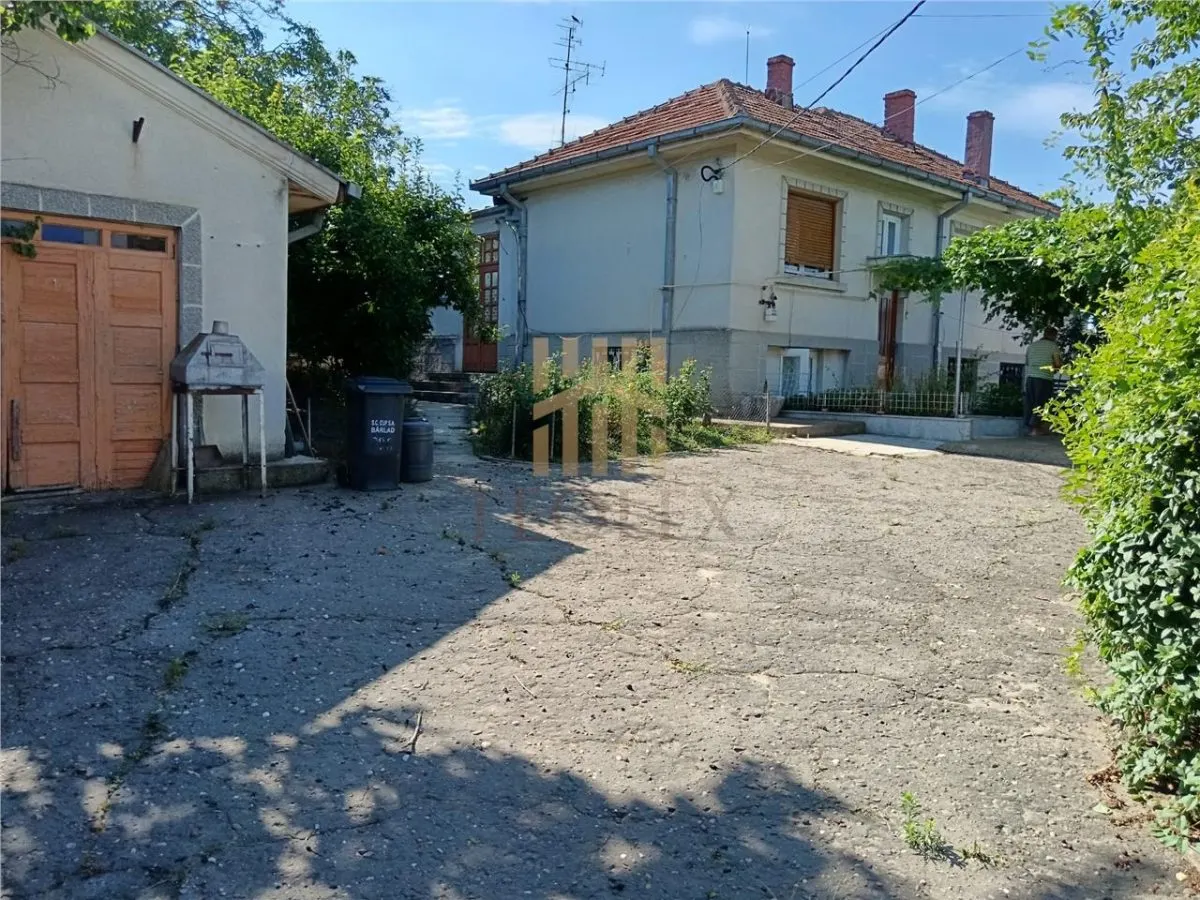 DE VANZARE VILA, CENTRAL, BÂRLAD - foto 1