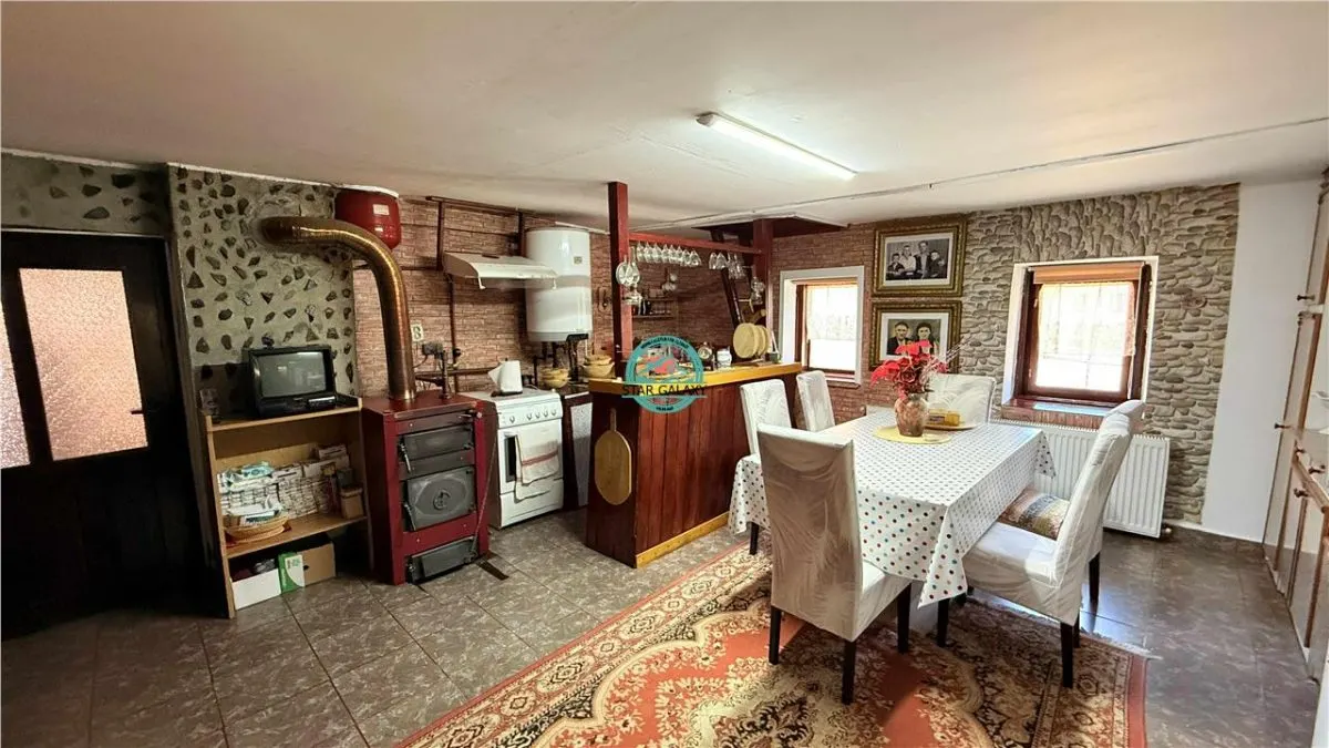 Vand casa cu 5 camere si teren 1040 mp in Toaca - foto 8