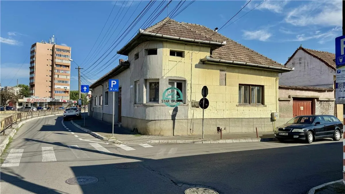 Vand casa cu 3 camere si 2 bai in zona centrala zona Casa de Pensii - foto 1