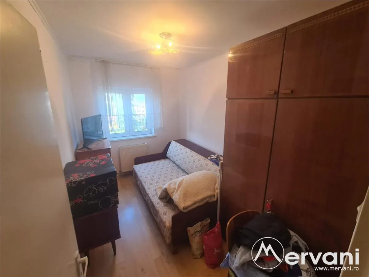 Apartament cu 3 camere de vanzare in Campina - Zona Centrala - foto 3