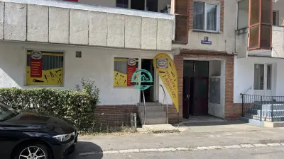 Vand spatiu comercial cu vad foarte bun in Sighisoara situat pe strada Plopilor - foto 2