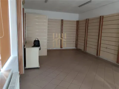 DE VANZARE SPATIU COMERCIAL BARLAD ZONA CENTRALA - foto 3