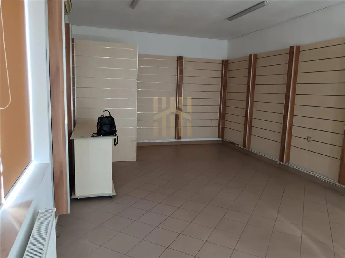 DE VANZARE SPATIU COMERCIAL BARLAD ZONA CENTRALA - foto 3