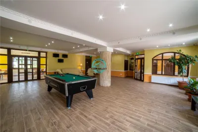 Oportunitate ! Pensiune 7 camere, 4 apartamente, 760mp utili la E60 - foto 12