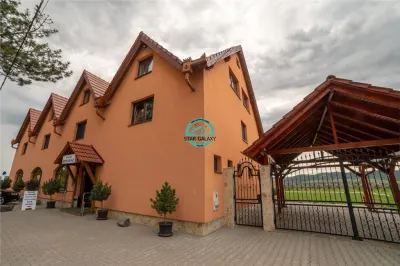 Oportunitate ! Pensiune 7 camere, 4 apartamente, 760mp utili la E60 - foto 5