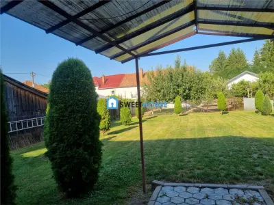 Casa de vanzare in Mandra  Spatiu generos si anexe - Mandra