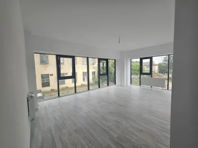 INTABULAT! MUTARE IMEDIATA! Apartament cu 2 camere decomandat Central - foto 2