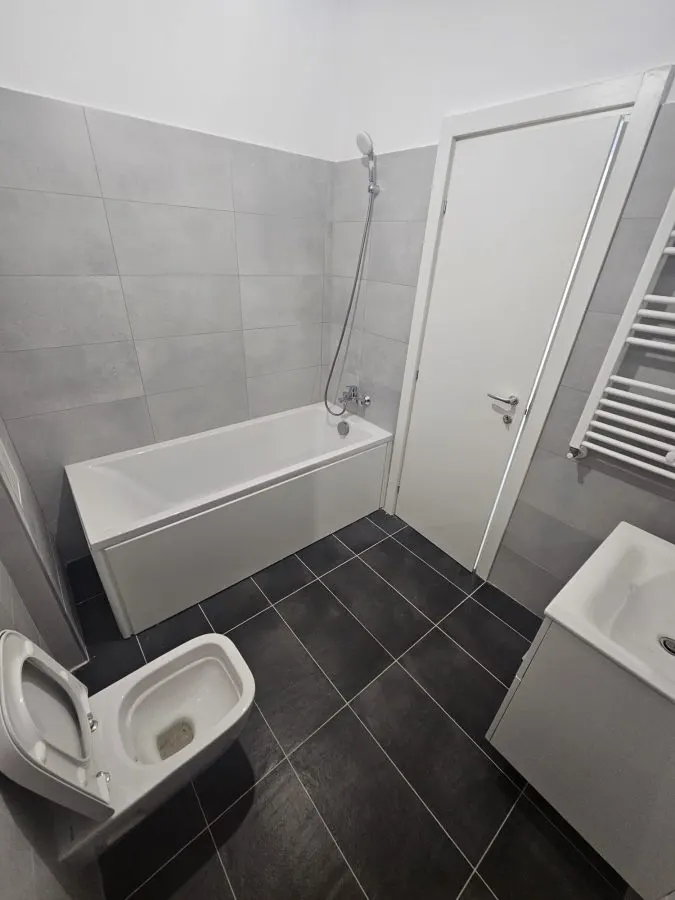 INTABULAT! MUTARE IMEDIATA! Apartament cu 2 camere decomandat Central - foto 7