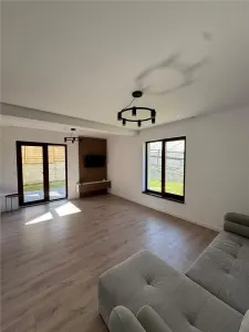 Casa moderna si spatioasa cu 4 camere si curte - zona Horpaz - 800EUR - foto 6