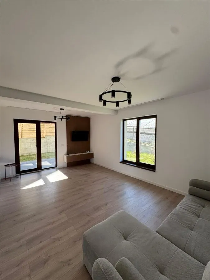 Casa moderna si spatioasa cu 4 camere si curte - zona Horpaz - 800EUR - foto 6