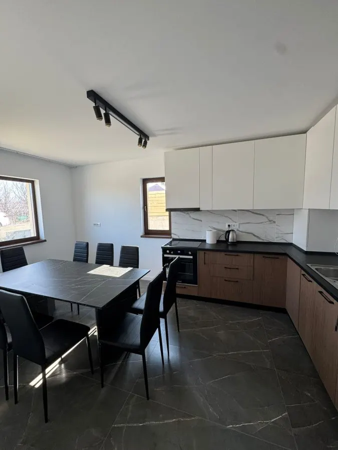 Casa moderna si spatioasa cu 4 camere si curte - zona Horpaz - 800EUR - foto 8