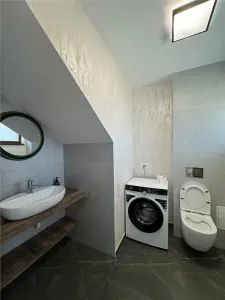 Casa moderna si spatioasa cu 4 camere si curte - zona Horpaz - 800EUR - foto 9