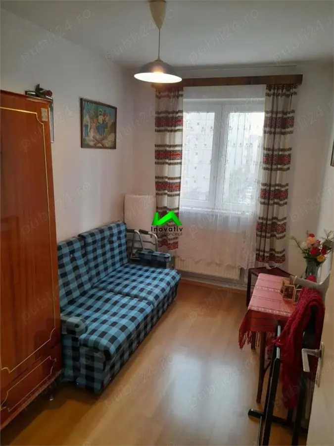 Apartament de vanzare 3 camere zona Vasile Aaron - foto 2
