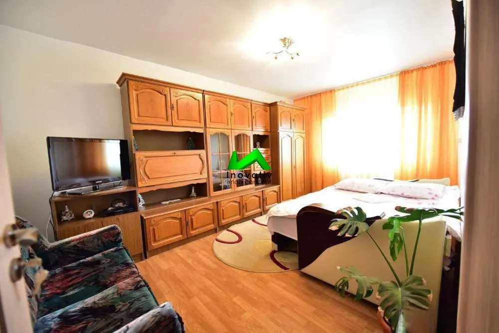 Apartament de inchiriat 3 camere Vasile Aaron - foto 2