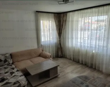 Apartament 3 camere, 2 bai, decomandat - zona Tractorul - foto 1