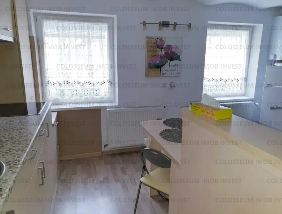 Apartament cu 5 camere, decomandat - Centrul Istoric - foto 3