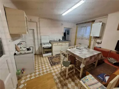 Apartament 3 camerere, decomandat - zona Central - foto 4