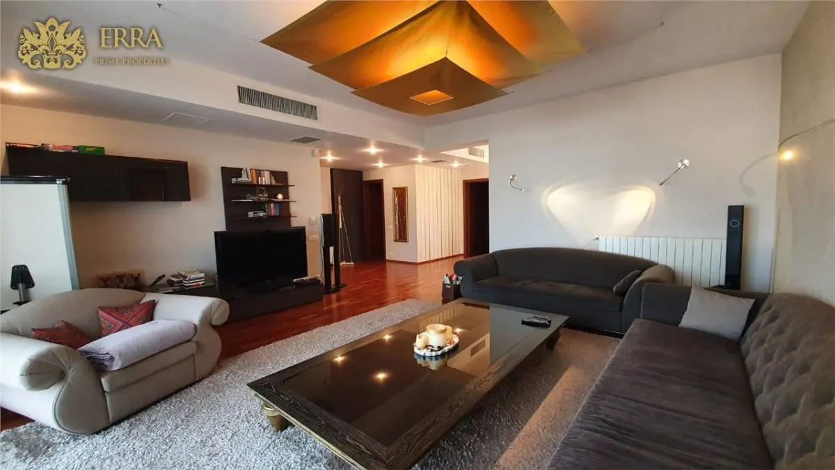 Apartament spatios, 5 dormitoare, 2 living, 2 bucatarii. Garaj. - foto 1