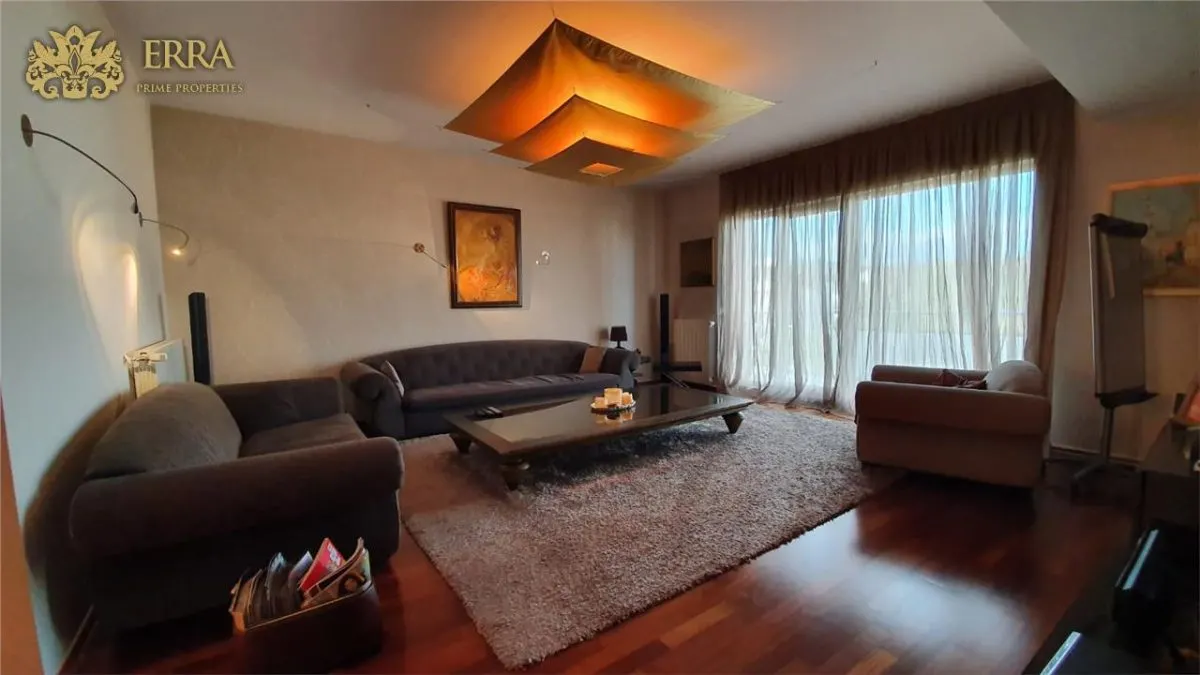 Apartament spatios, 5 dormitoare, 2 living, 2 bucatarii. Garaj. - foto 2