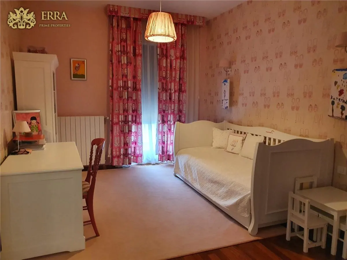 Apartament spatios, 5 dormitoare, 2 living, 2 bucatarii. Garaj. - foto 11