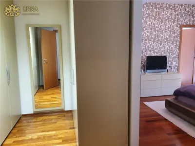 Apartament spatios, 5 dormitoare, 2 living, 2 bucatarii. Garaj. - foto 12