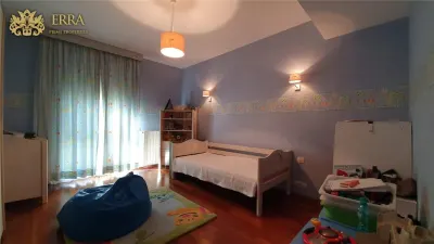 Apartament spatios, 5 dormitoare, 2 living, 2 bucatarii. Garaj. - foto 13