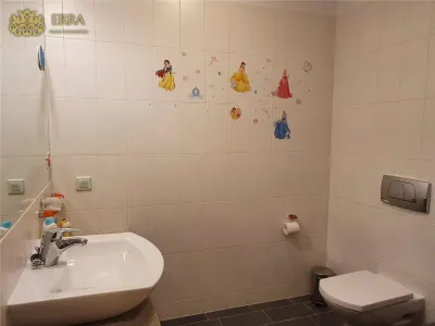 Apartament spatios, 5 dormitoare, 2 living, 2 bucatarii. Garaj. - foto 14
