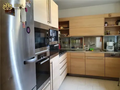 Apartament spatios, 5 dormitoare, 2 living, 2 bucatarii. Garaj. - foto 16