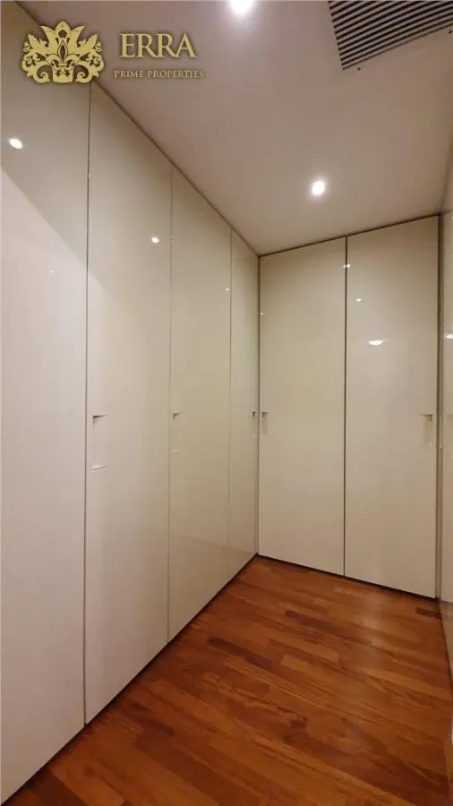 Apartament spatios, 5 dormitoare, 2 living, 2 bucatarii. Garaj. - foto 17