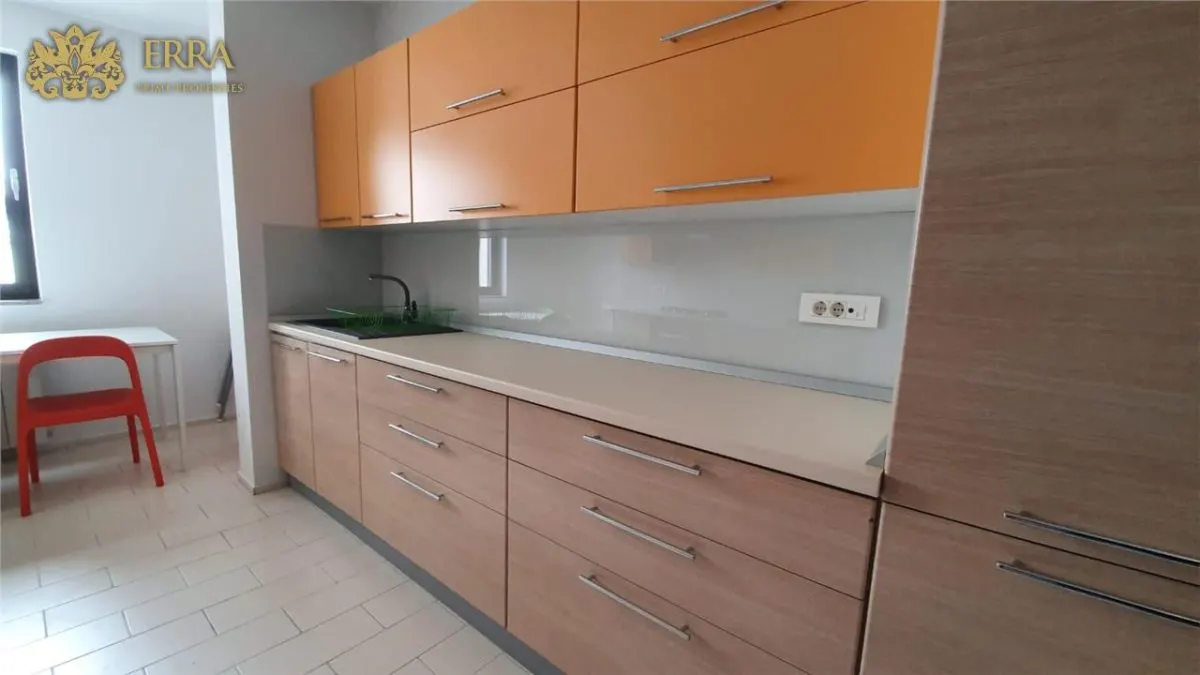Apartament spatios, 5 dormitoare, 2 living, 2 bucatarii. Garaj. - foto 18