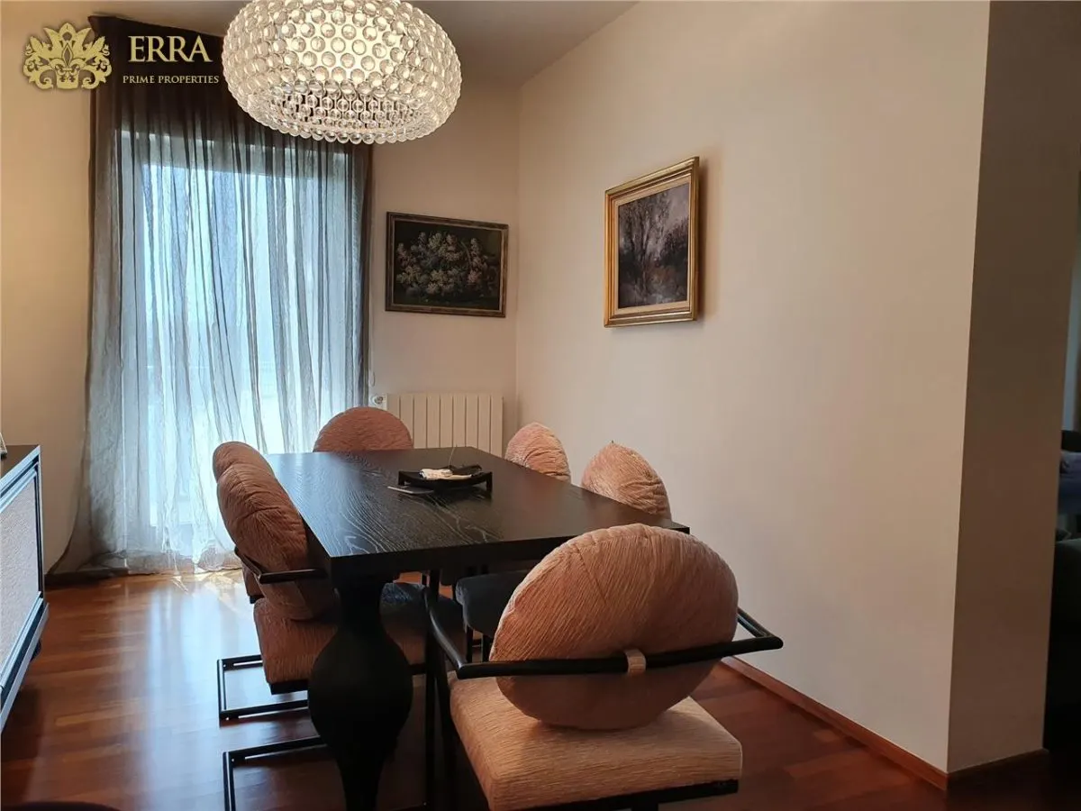Apartament spatios, 5 dormitoare, 2 living, 2 bucatarii. Garaj. - foto 3