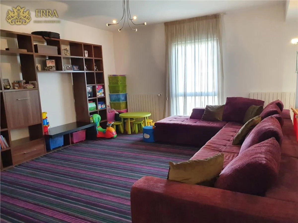 Apartament spatios, 5 dormitoare, 2 living, 2 bucatarii. Garaj. - foto 4