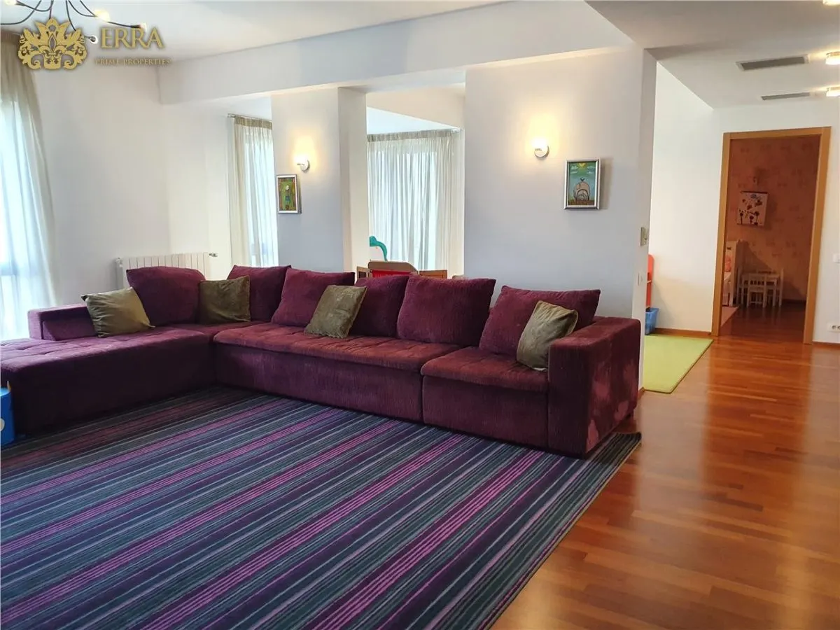 Apartament spatios, 5 dormitoare, 2 living, 2 bucatarii. Garaj. - foto 5
