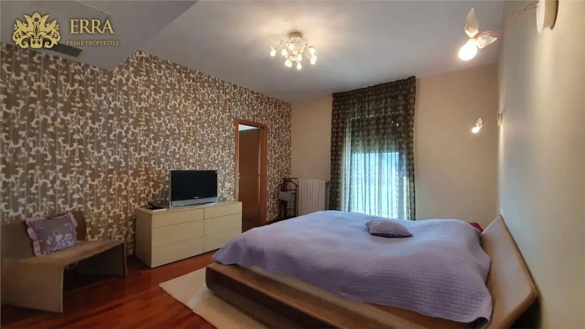 Apartament spatios, 5 dormitoare, 2 living, 2 bucatarii. Garaj. - foto 6