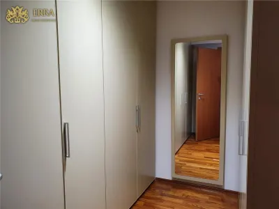 Apartament spatios, 5 dormitoare, 2 living, 2 bucatarii. Garaj. - foto 7