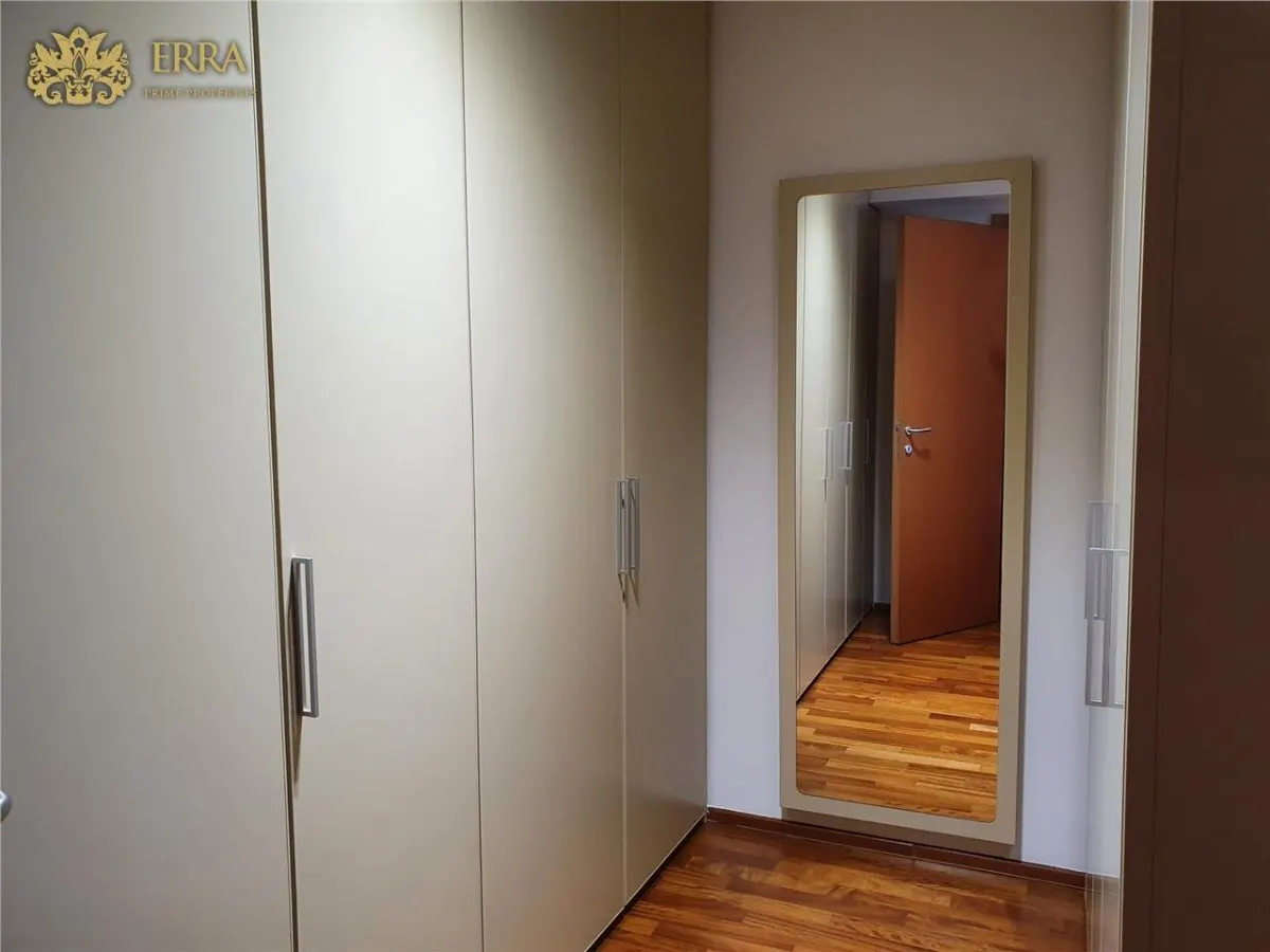Apartament spatios, 5 dormitoare, 2 living, 2 bucatarii. Garaj. - foto 7