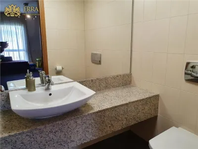Apartament spatios, 5 dormitoare, 2 living, 2 bucatarii. Garaj. - foto 8