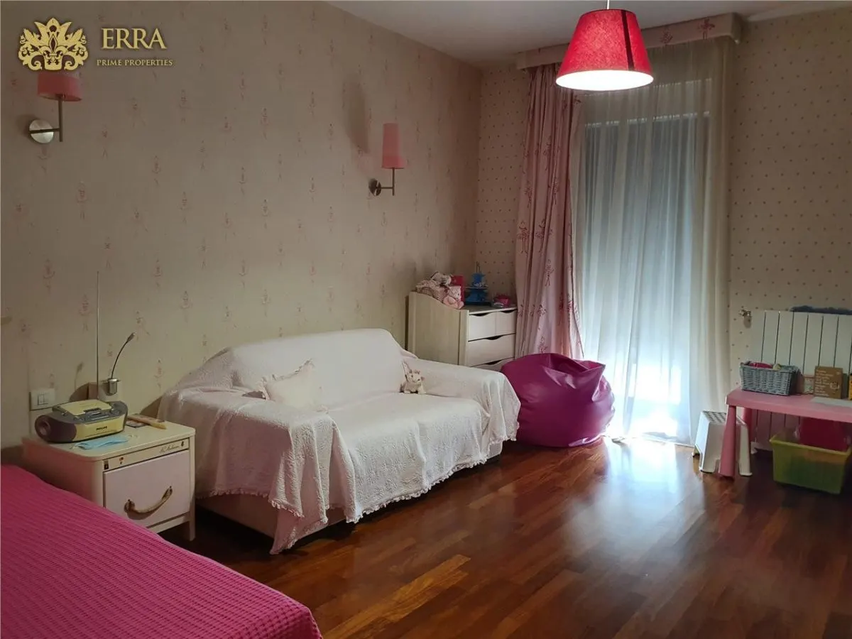 Apartament spatios, 5 dormitoare, 2 living, 2 bucatarii. Garaj. - foto 9