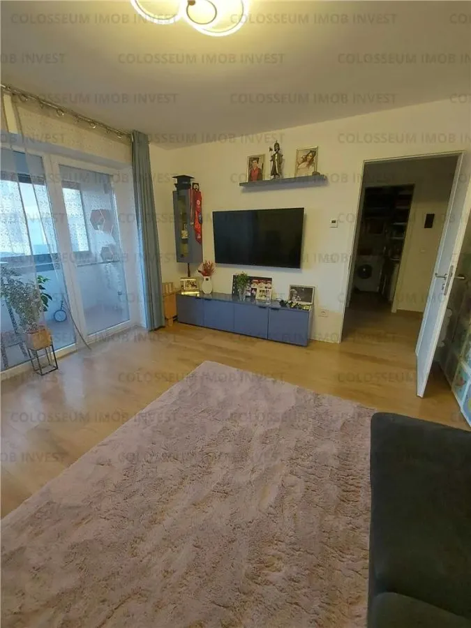 Apartament cu 3 camere, decomandat - zona Tractorul - foto 2