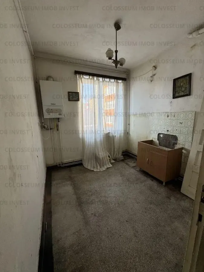 Apartament cu 3 camere, decomandat - zona Triaj - foto 3