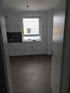 Apartament cu 2 camere, decomandat - zona Tractorul - foto 2