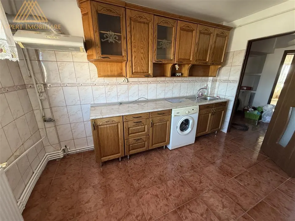Apartament 3 camere, zona buna, la soare toata ziua, aproape de spital si universitate - foto 6