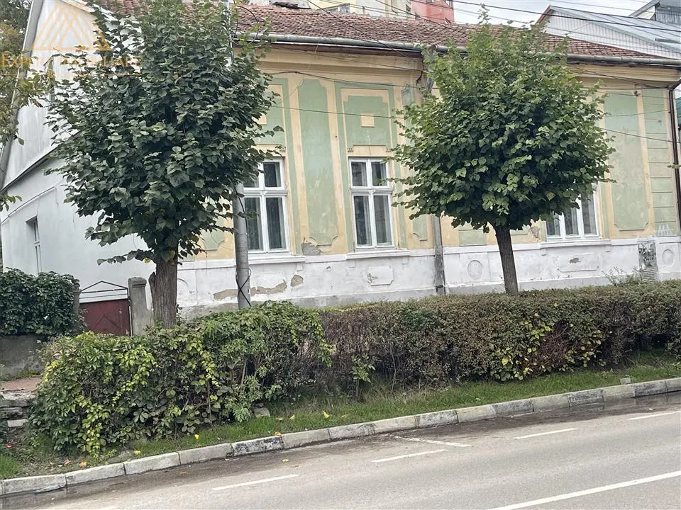 Casa centrala acces la doua strazi cu 751 mp , pret usor negociabil Suceava - foto 2