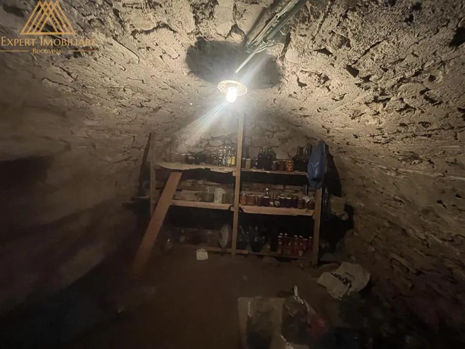 Casa centrala acces la doua strazi cu 751 mp , pret usor negociabil Suceava - foto 4