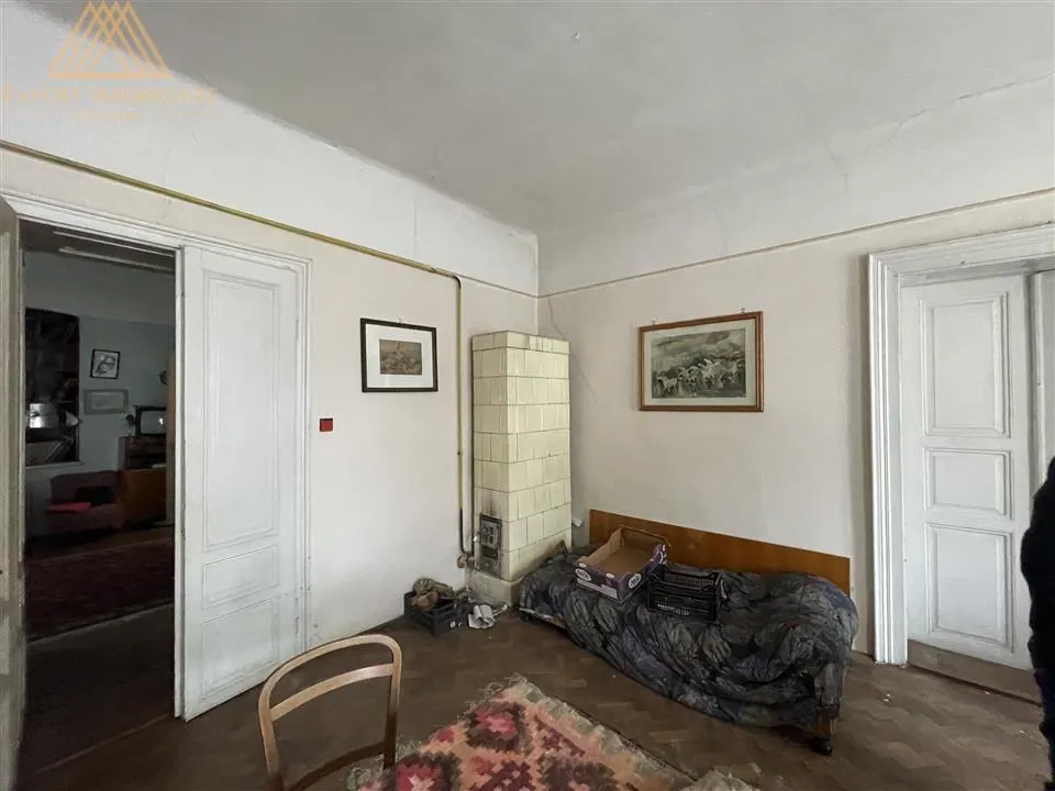 Casa centrala acces la doua strazi cu 751 mp , pret usor negociabil Suceava - foto 8