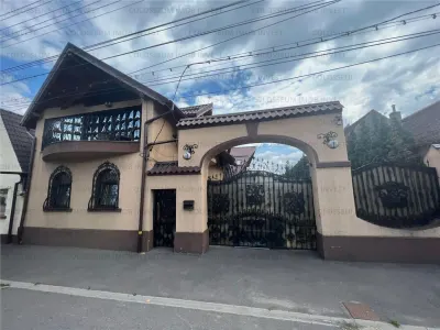 Casa deosebita, spatioasa, cu teren - Codlea, jud. Brasov - Codlea