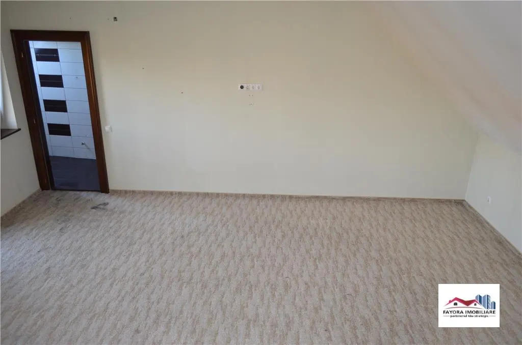 Casa de Vanzare Ideala pentru Investitie in Zona Semicentrala - foto 2