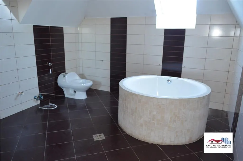 Casa de Vanzare Ideala pentru Investitie in Zona Semicentrala - foto 9