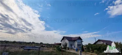 Ferma 3,3ha, din care 2,5ha intravilan, vila 7 camere, D+P+E+M, casa pentru muncitori, grajd animale, livada, culturi porumb si grau, PODISOR/GIURGIU - Bucsani