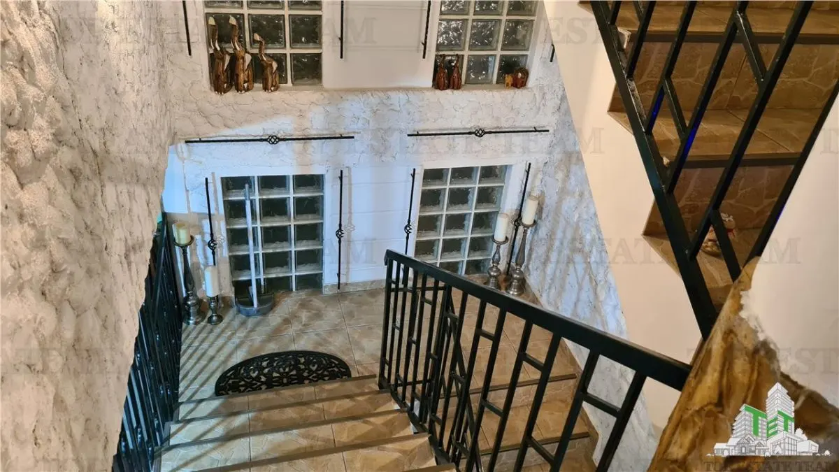 Super afacere, vila cu aspect de conac cu spatii moderne dar si clasice antichizate, orientale sau art-deco avand o curte superba ! - foto 16